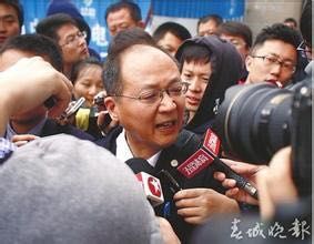 金律师接受媒体采访